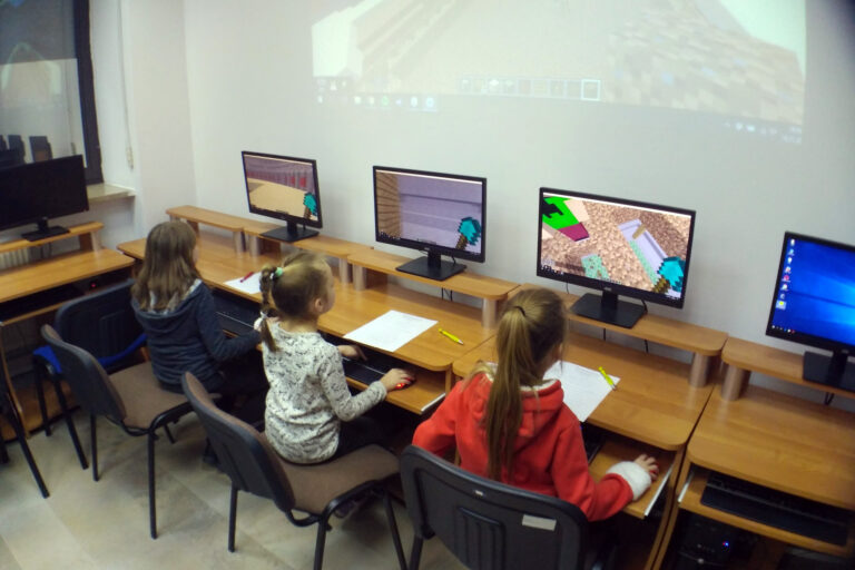 Zdjęcie przedstawia uczniów współpracujących w Minecrafcie
