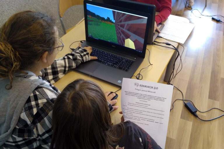 Zdjęcie przedstawia uczniów wykonujących zadanie w Minecrafcie