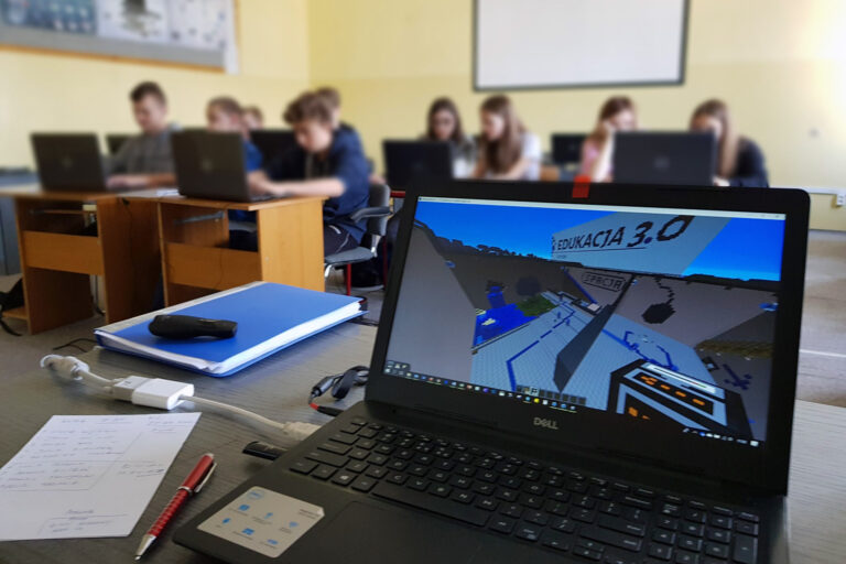 Zdjęcie przedstawia uczniów w grze Minecraft