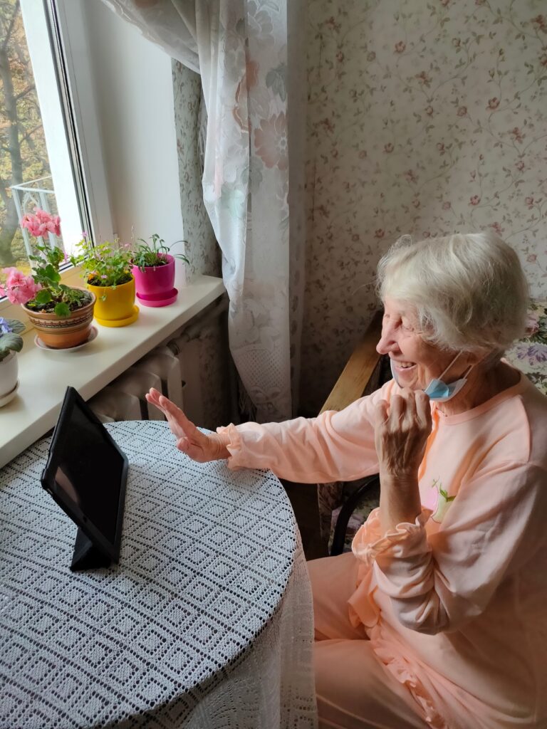 Szczęśliwa starsza kobieta w domu rozmawia przez wideo z rodziną na laptopie lub rozmawia online z przyjaciółmi na duże odległości