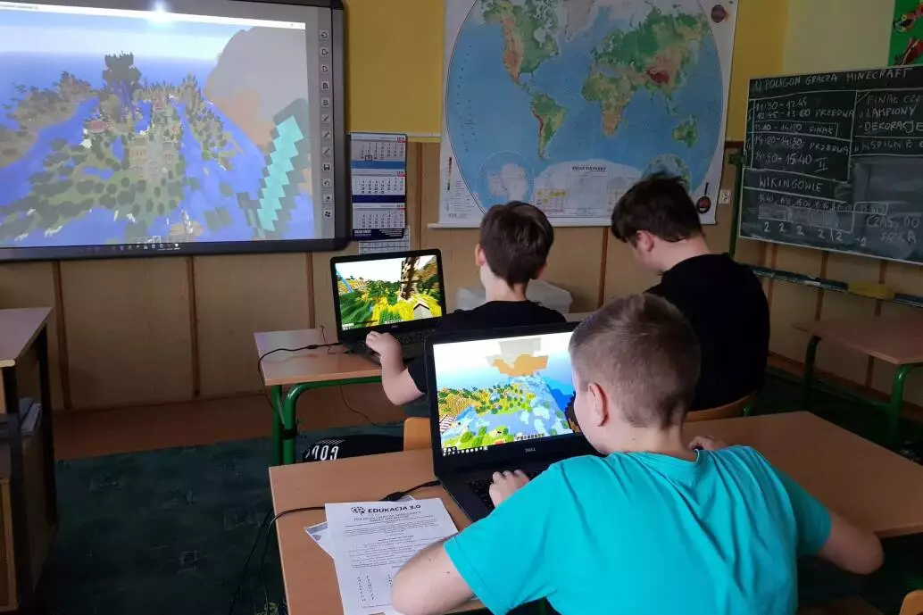 Zdjęcie przedstawia uczniów grających w Minecrafta