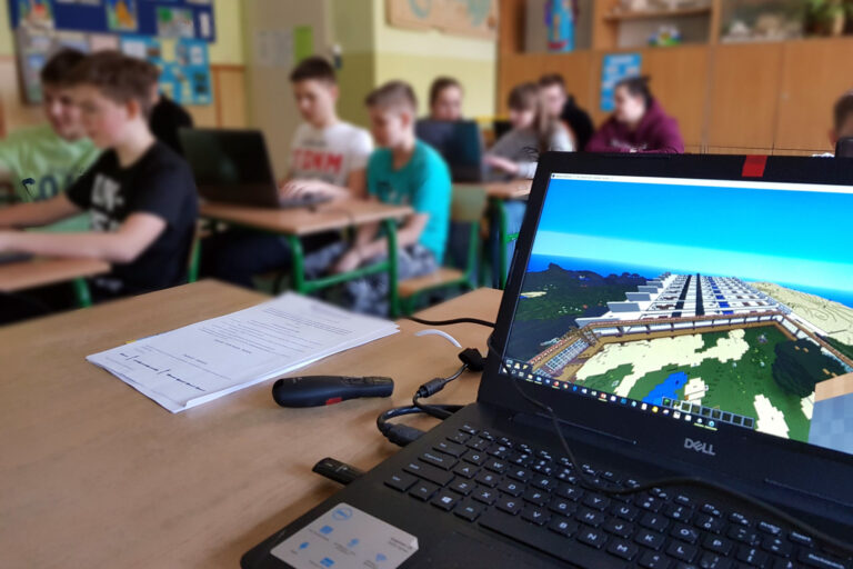 Zdjęcie przedstawia uczniów grających w Minecraft