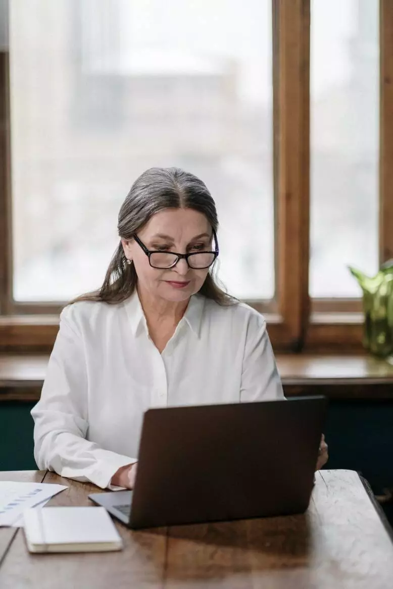 Nauczycielka pracująca na laptopie