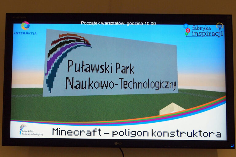 Zdjęcie przedstawia logo Puławskiego Parku Naukowo Technologicznego wybudowanego w Minecrafcie