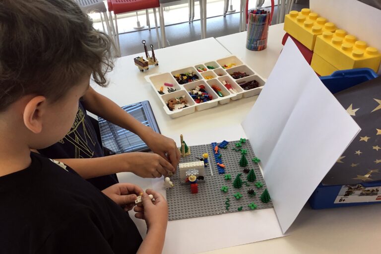 Półkolonie - Budowa makiety z klocków Lego