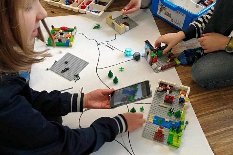 Uniwersytet Dziecięcy - Tworzenie krainy przy użyciu klocków Lego i Ozobotów