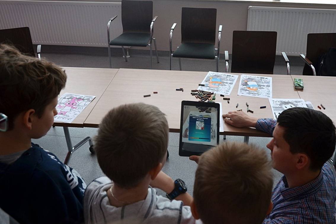 Uniwersytet Dziecięcy - Skanowanie kolorowanek za pomocą tableta