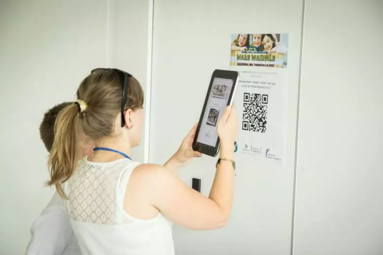 Gry terenowe - skanowanie kodu QR za pomocą tableta