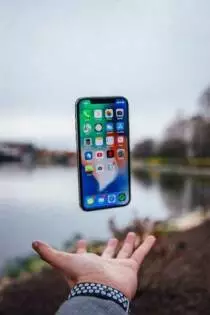 Zdjęcie ukazuje lewitujący telefon iPhone
